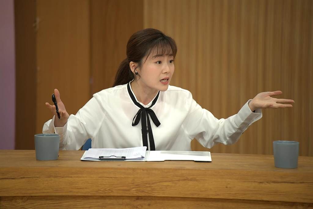 楊小黎飾演潑辣女政客。（公視提供）