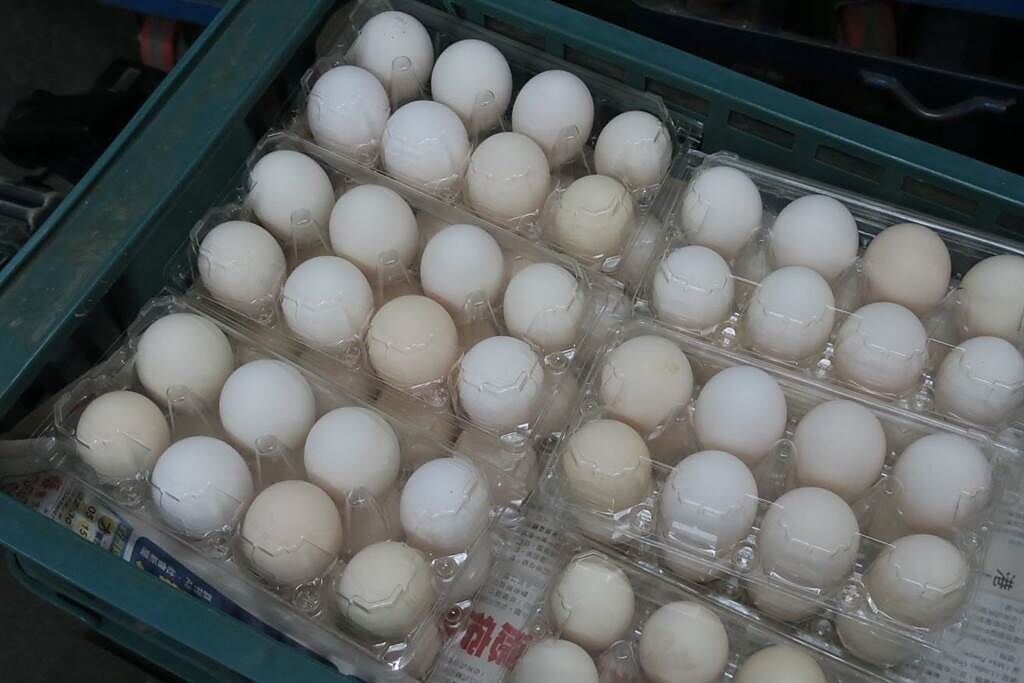 雞蛋價格飆漲至2年來新高點，許多自有品牌、洗選蛋價格也跟著看俏，由於進口飼料漲勢仍未見停歇，蛋農預期年前批發、零售價還會再漲一波。（謝瓊雲攝）