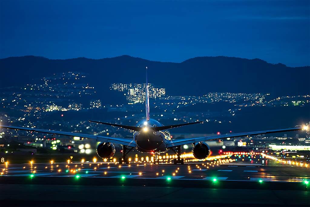 日本一名業餘攝影師在大阪國際機場中，拍攝到一張「通往天空之路」的照片。(示意圖/達志影像)