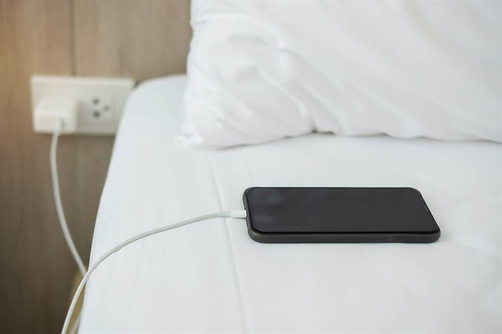 澳洲專家提醒，千萬不要把手機放在床上充電，否則容易引發火災意外。(示意圖/達志影像)