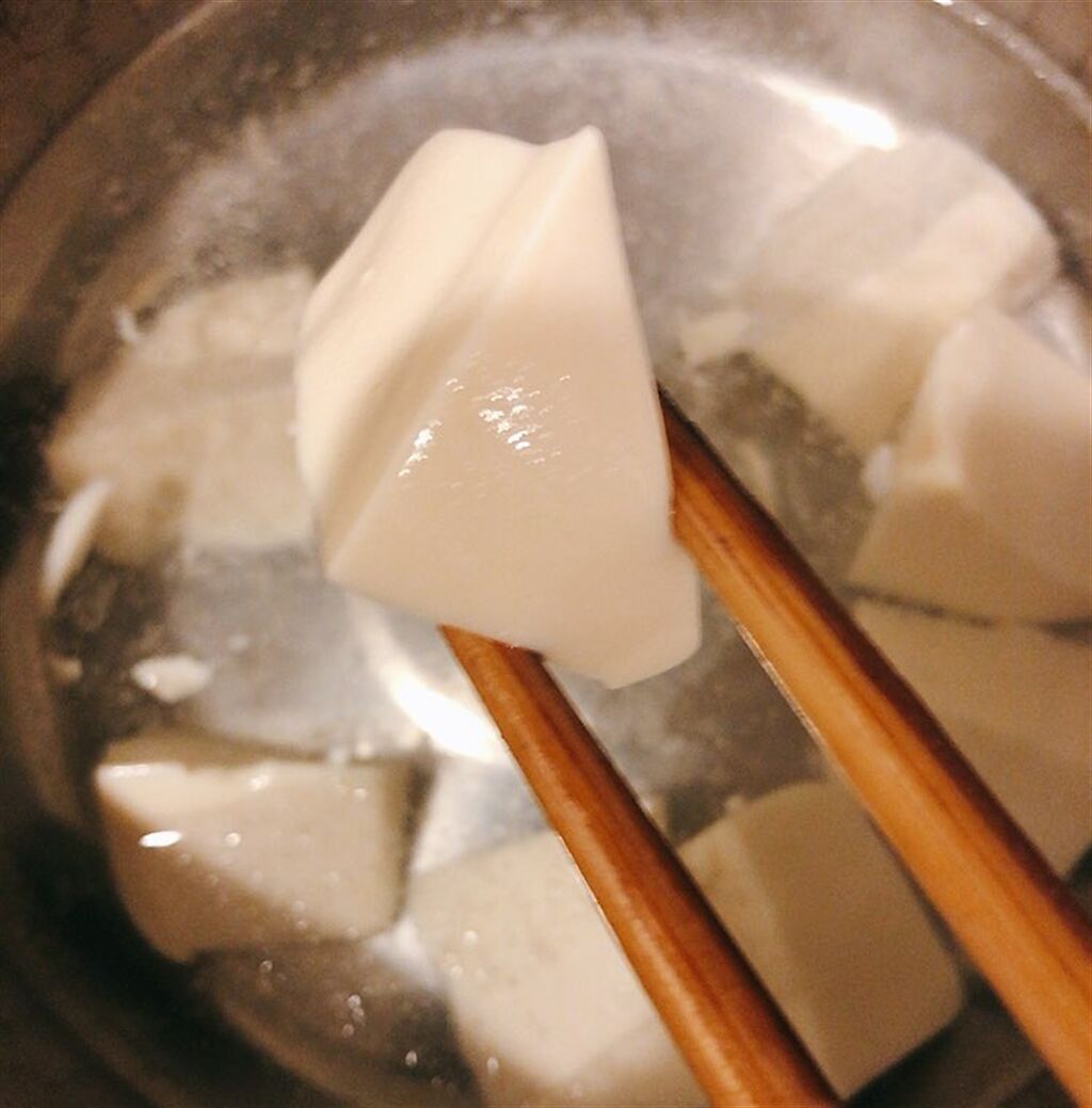 網友示範將豆腐切成三角形後，就能輕鬆的用筷子夾起來。(圖/截自推特@Mamonakumamannu)