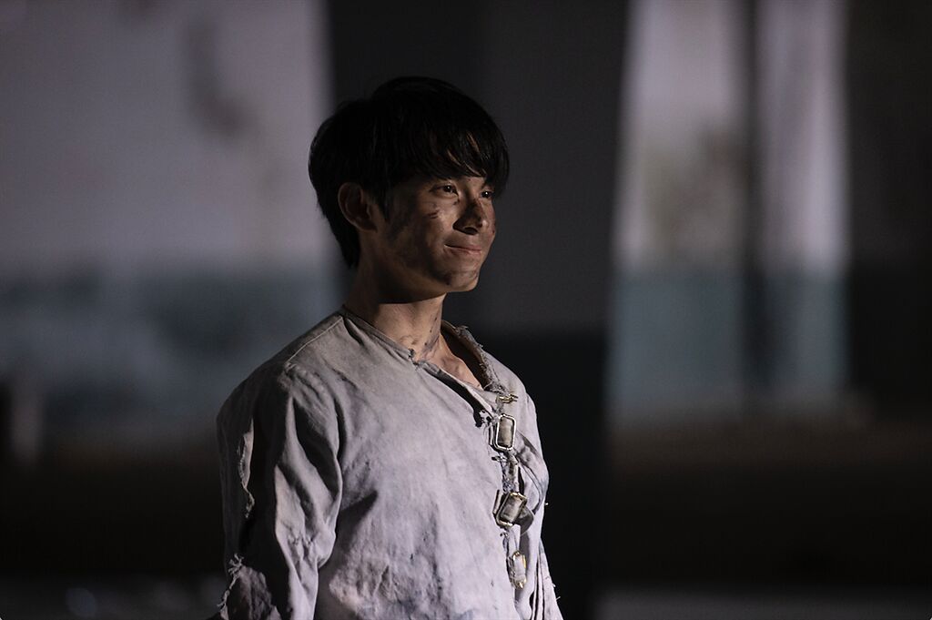 林暉閔在〈夜行樂園〉MＶ中一人分飾兩角。添翼創越工作室提供