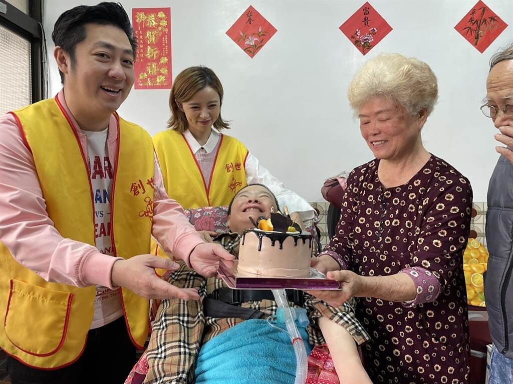 艾成跟王瞳特地準備蛋糕為黃小姐慶生。（民視提供）