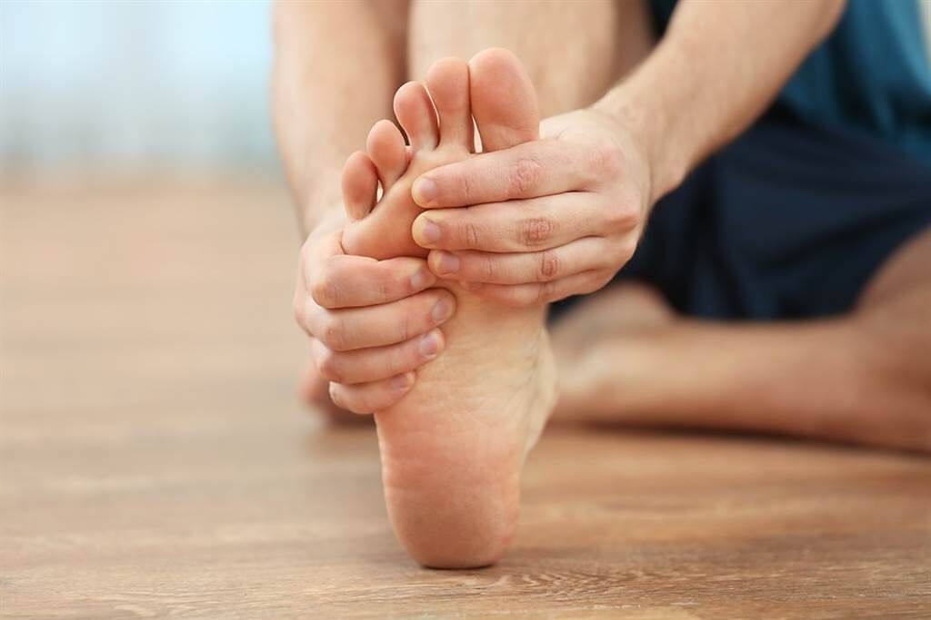 手指、腳趾黑點是病毒疣？ 醫點名：這些狀況恐是皮膚癌。(示意圖/Shutterstock)