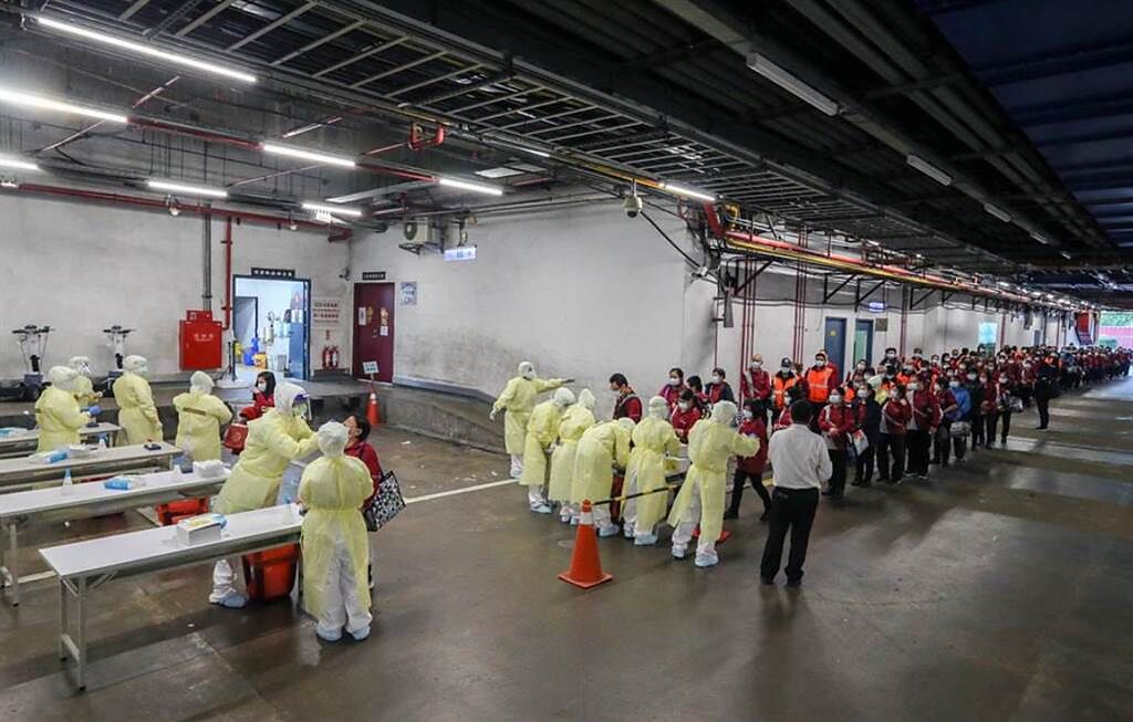 桃園機場爆發群聚感染，近900名清潔人員被召回採檢。（陳麒全攝）