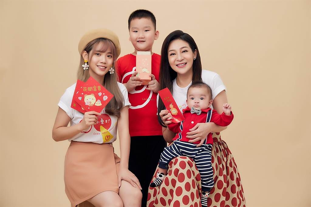 愛心大使王彩樺與女兒庭庭首次為公益團體合體代言，與兩位顱顏孩子歡樂合照。（羅慧夫顱顏基金會提供）