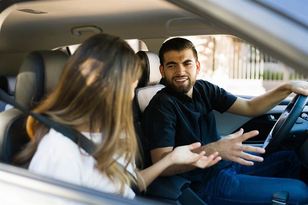 原PO女友的妹妹抱怨，第一次約會就遇到開車一直看導航的男生，讓她相當傻眼，不料遭網友反嗆，「妳在幹嘛，不會幫忙找路嗎」。（示意圖／Shutterstock）
