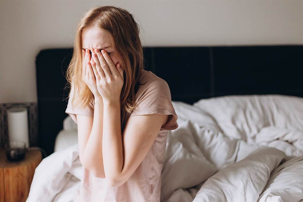 女子在夢中感到「一瀉千里」的幸福感，沒想到下秒她突然被男友搖醒，男友問她「要不要換掉褲子」，她才發現自己尿床了。（示意圖/Shutterstock提供）