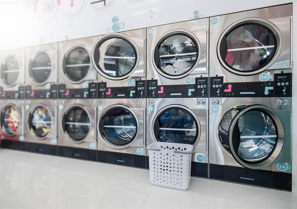 日本女子在自助洗衣店的洗衣機內，驚見有人正在「洗炒飯」。(示意圖/達志影像)