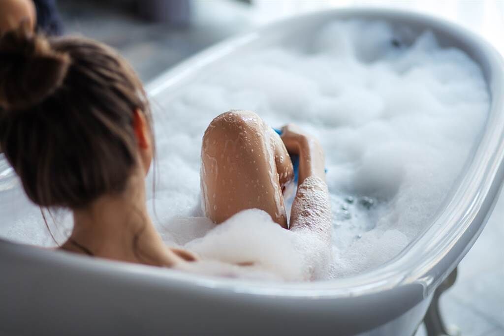 男網友分享，他突然收到秘書傳來的入浴照，讓他不知道該不該去赴約。（示意圖／Shutterstock）