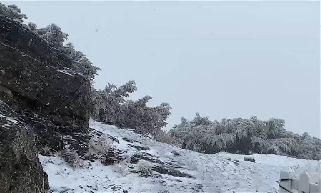 玉山今早降雪，山頭已銀白一片。（中央氣象局玉山氣象站提供）
