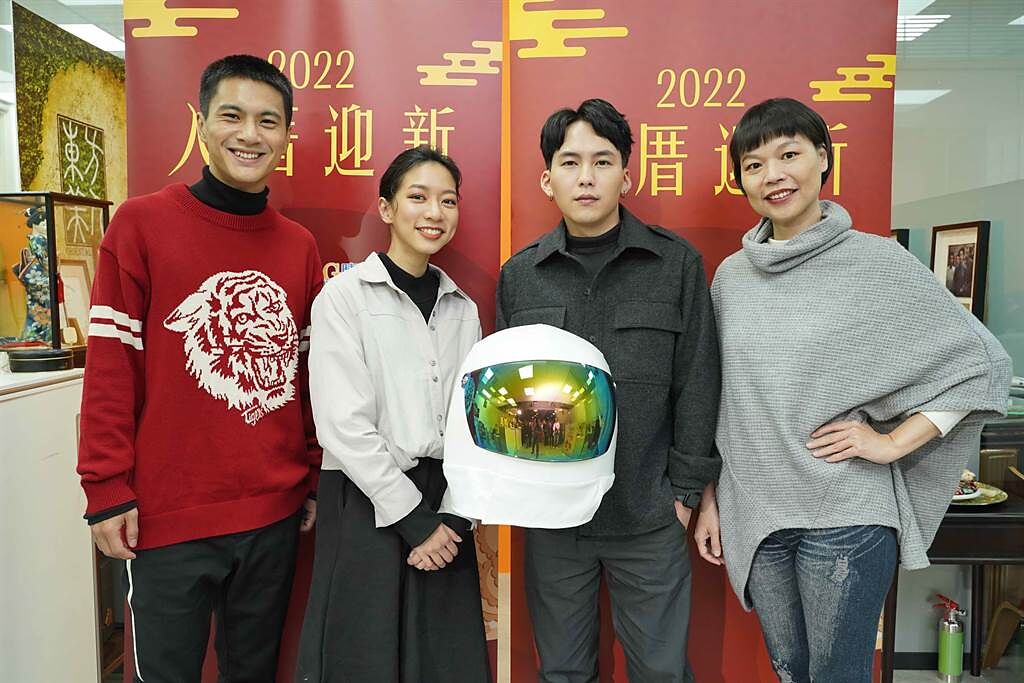 《星空男孩》演員李冠毅（左起）、陳妤、巫建和、黃舒湄祝賀青睞影視搬新家。（青睞提供）
