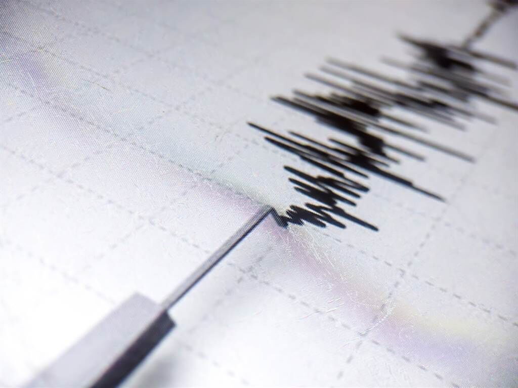 今（8日）清晨5點12分，台中東勢區發生規模4.5有感地震，讓不少網友被嚇醒，「我還以為921重現」。（圖／Shutterstock）