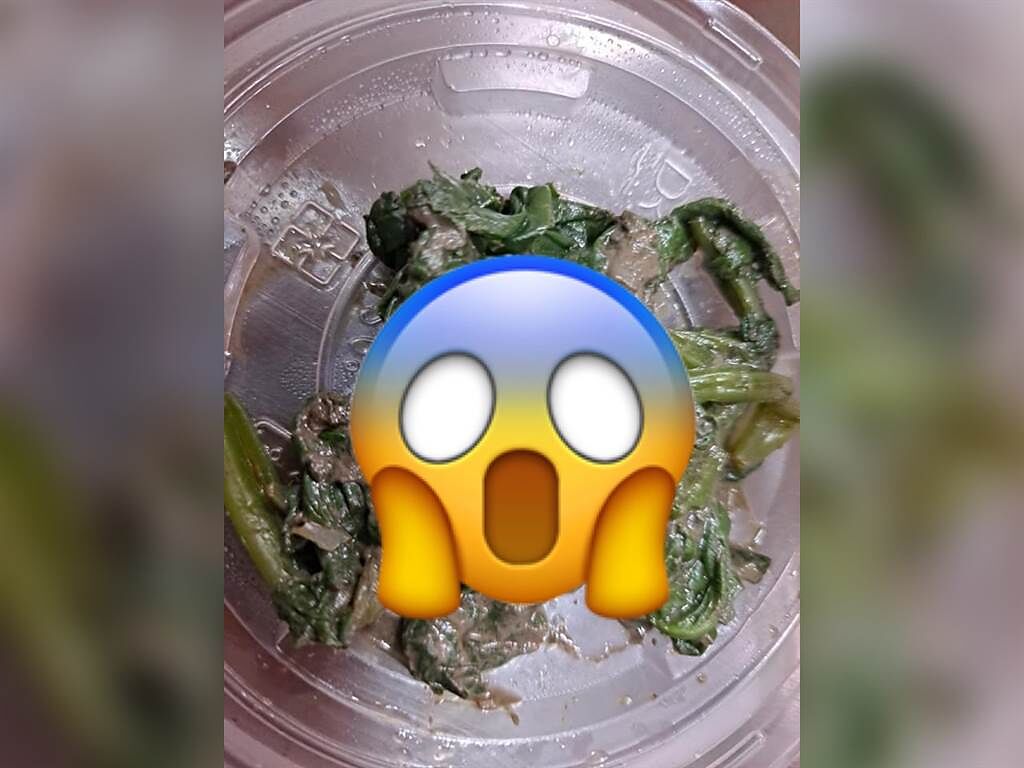一名網友外送叫了一道燙青菜，但卻發現青菜上滿是土。（翻攝自臉書社團《爆廢公社》）
