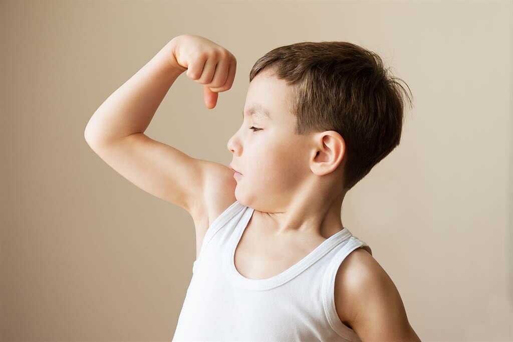美國一名男孩3歲就有6塊腹肌，被喻為「迷你浩克」，不過長大後一身肌肉全都消失不見。(示意圖/達志影像)