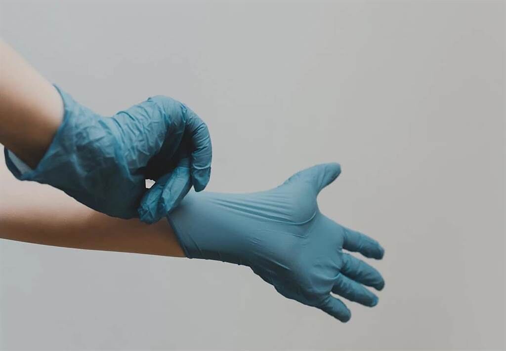 胸腔暨重症專科醫師黃軒指出，用過的手套或其他防疫裝備就是污染物，所以戴手套前、後都要勤洗手，避免無意間將病毒帶回家。（圖／翻攝臉書粉專黃軒醫師Dr. Ooi Hean）