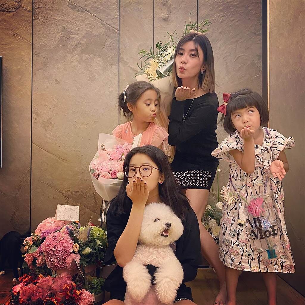 賈靜雯生3個女兒。（圖／翻攝自臉書）