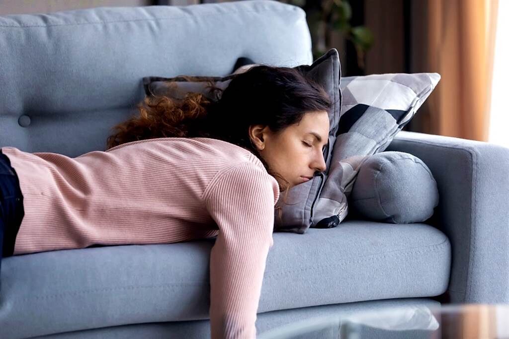 英國睡眠慈善基金會（The Sleep Charity）執行長阿蒂絲（Lisa Artis）表示，午睡有4大壞習慣要改，才能睡得好，又不影響晚上睡眠。（示意圖／shutterstock）
