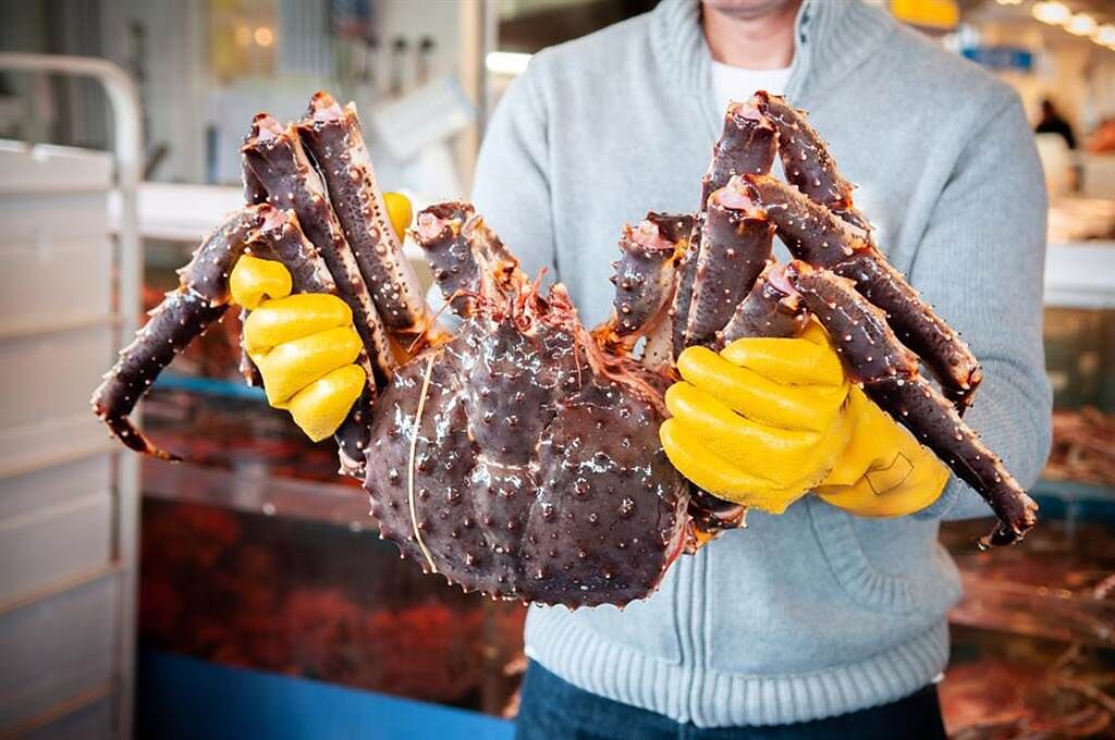 上餐廳吃近萬元的帝王蟹，上桌一看卻讓人食慾全無。（示意圖，達志影像/shutterstock）