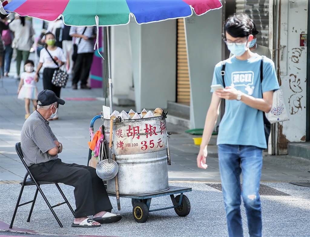 從國發會的台灣人口預估數發現，到7、8年級生退休時，人口中位數會來到60歲左右，屆時社會可能已無力負擔全台一半退休人口的退休金。(資料照 羅永銘攝)