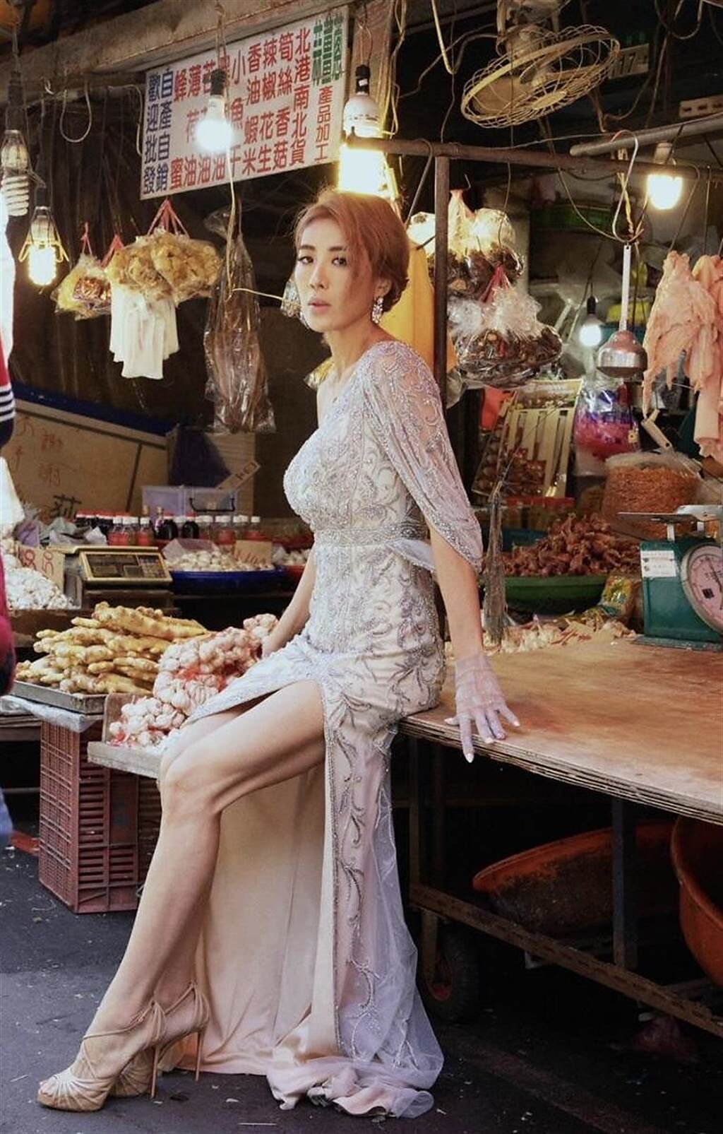 小禎穿華服在傳統市場拍時尚照。（奇恩工作室提供）