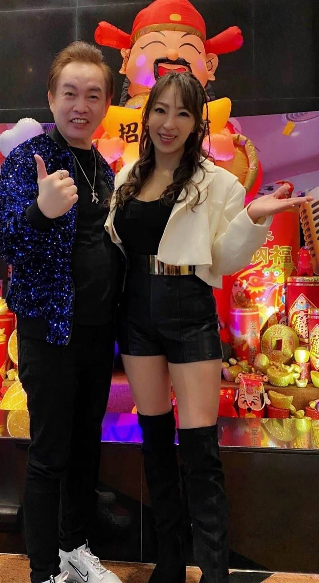 康康（左）為妞妞慶功宴站台。（酷思玩娛樂提供）