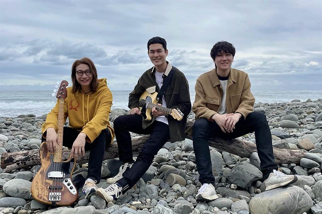 宇宙人方Q（左起）、阿奎和小玉日前到花蓮海邊拍〈藍色的你〉MV。（相信音樂提供）