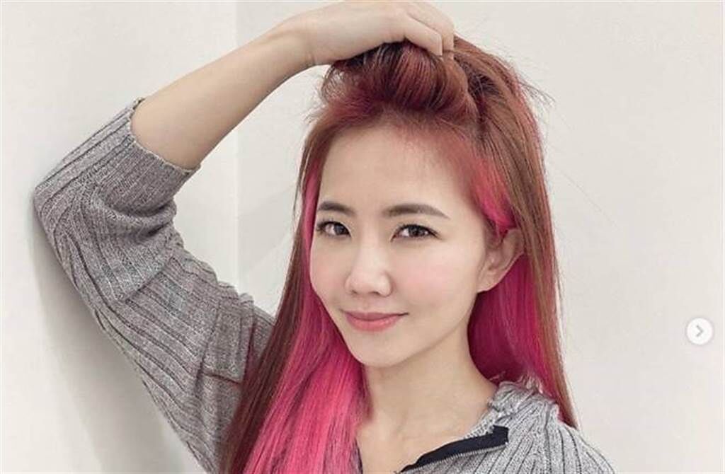 謝忻改頂亮粉色長髮。（圖／取材自謝忻Instagram）