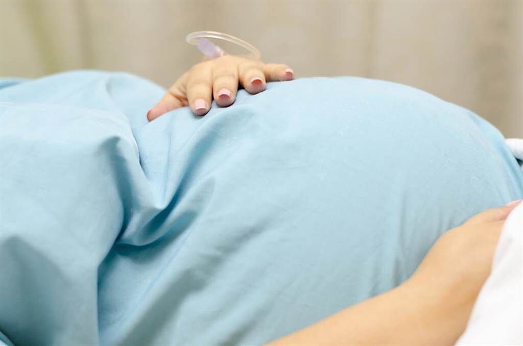 蘇怡寧分享曾遇到1名媳婦剖腹產時，婆婆向醫師要求「能11點16分厚阮耶孫（讓我的孫子）抱出來嗎？」他當場拒絕。（示意圖/Shutterstock提供）