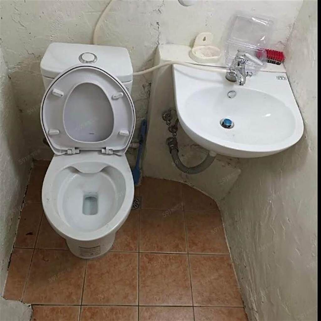 不少網友認為，廁所是該套房最好的地方，設備新以外也很乾淨。（圖／翻攝臉書社團奇葩裝潢分享中心）