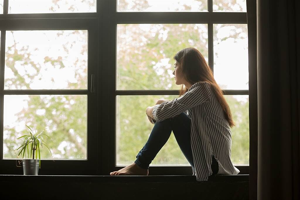 冬季孤單寂寞覺得冷 真的會傷「心」！ 4招自救解悶。(示意圖/Shutterstock)