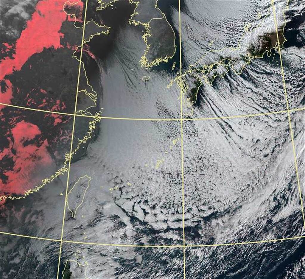 強冷空氣迅速南下影響台灣，今晨衛星雲圖顯示，東海有強冷空氣流經洋面，產生雲街。(氣象局提供)