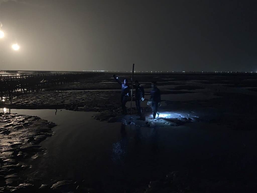 搜救F-16V飛官陳奕，海軍水下作業大隊在泥灘地上步行搜尋，搶黃金72小時。(民眾提供)