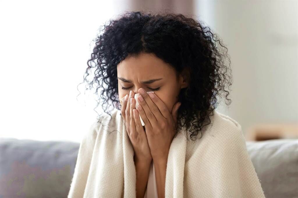 Omicron症狀像感冒，包括流鼻水、頭痛、疲倦等，不過英國民眾還通報出現皮疹，主要包括蕁麻疹、痱子及凍瘡3種。（示意圖／shutterstock）