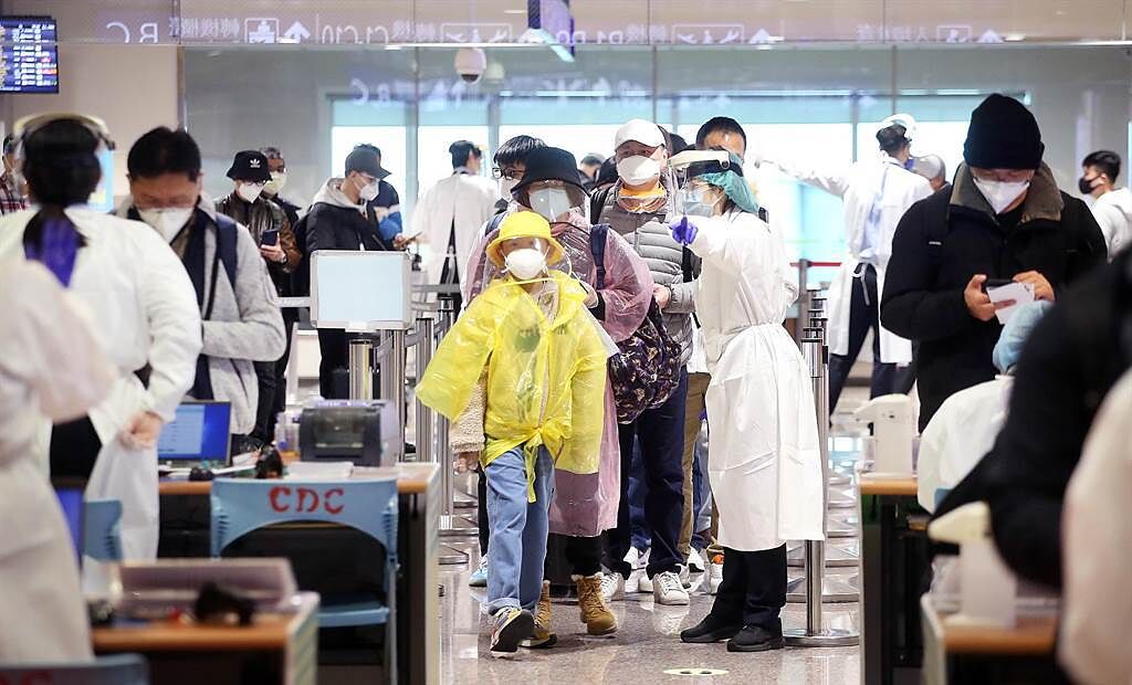 桃機群聚爆發加上境外移入暴增，台北區的負壓隔離病房與專責病房占床率已經達到47.2％。（資料照 范揚光攝）