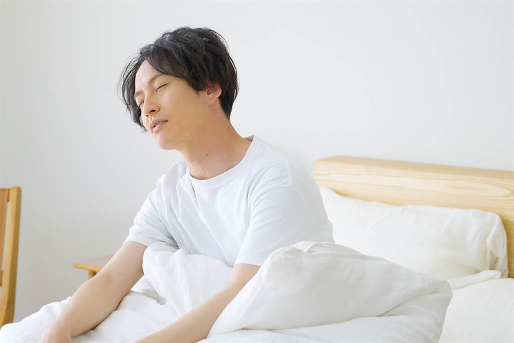 心血管疾病患者起床時，最好先在床上躺幾分鐘再緩緩起身，能降低腦部血管阻塞或破裂機率。(示意圖/達志影像)