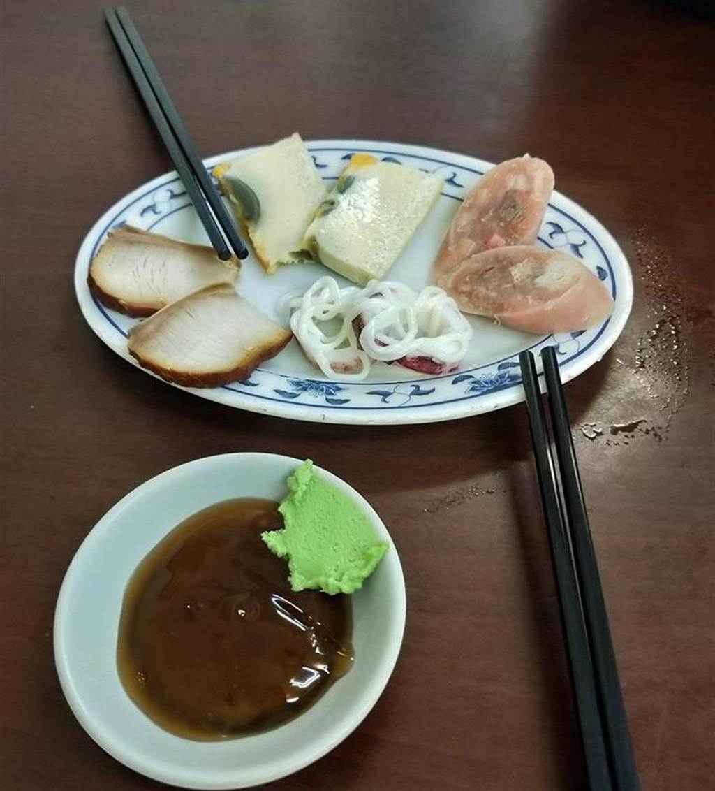女網友到台南小吃店點了一盤綜合小菜，卻氣得上網抱怨。（圖／翻攝自爆怨公社）