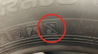 輪胎驚見「禁止音符」代表車上不能聽音樂？　老司機曝：是高檔貨