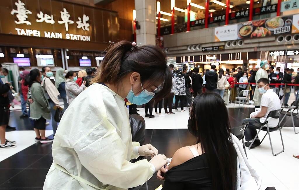 台北市今日再度開放疫苗預約系統，並加開7個中型接種站。（圖／記者陳俊吉攝影）