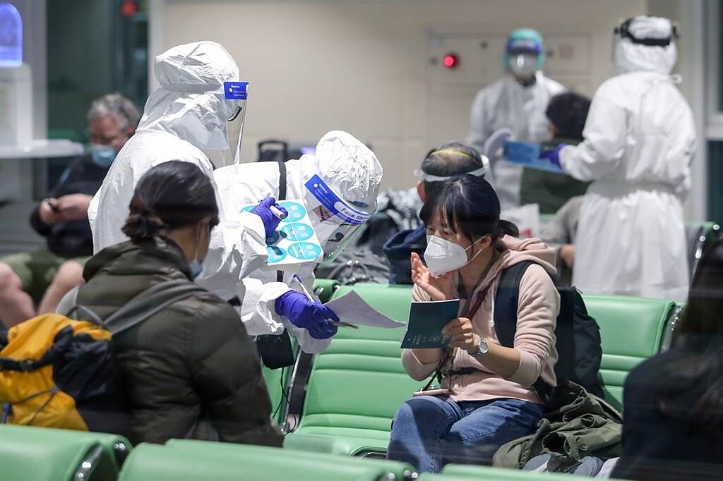 王必勝今天說，上午6架長程航班共採檢382名乘客，其中29人確診COVID-19（2019冠狀病毒疾病），陽性率約7.6％。（圖／記者陳麒全攝影）