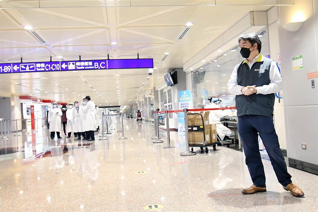 王必勝視察機場入境管制區，確認旅客採檢動線是否順暢。（范揚光攝）