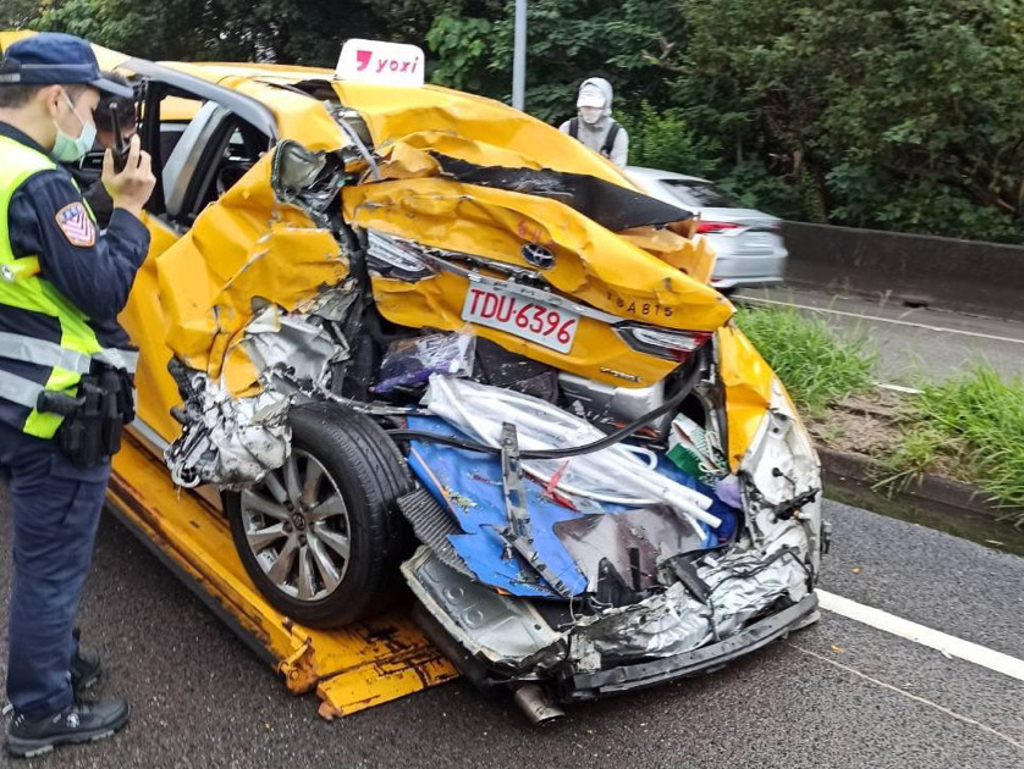 網友PO出尾廂被撞扁的Camry，想要諷刺Toyota的車就是不耐撞。（圖／翻攝自PTT討論區）