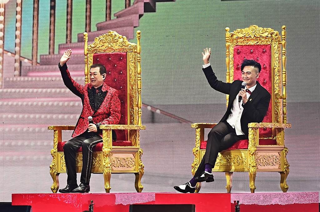 蔡小虎（左）、林俊逸帶觀眾一同回顧《五燈獎》當年比賽畫面。（台視提供）