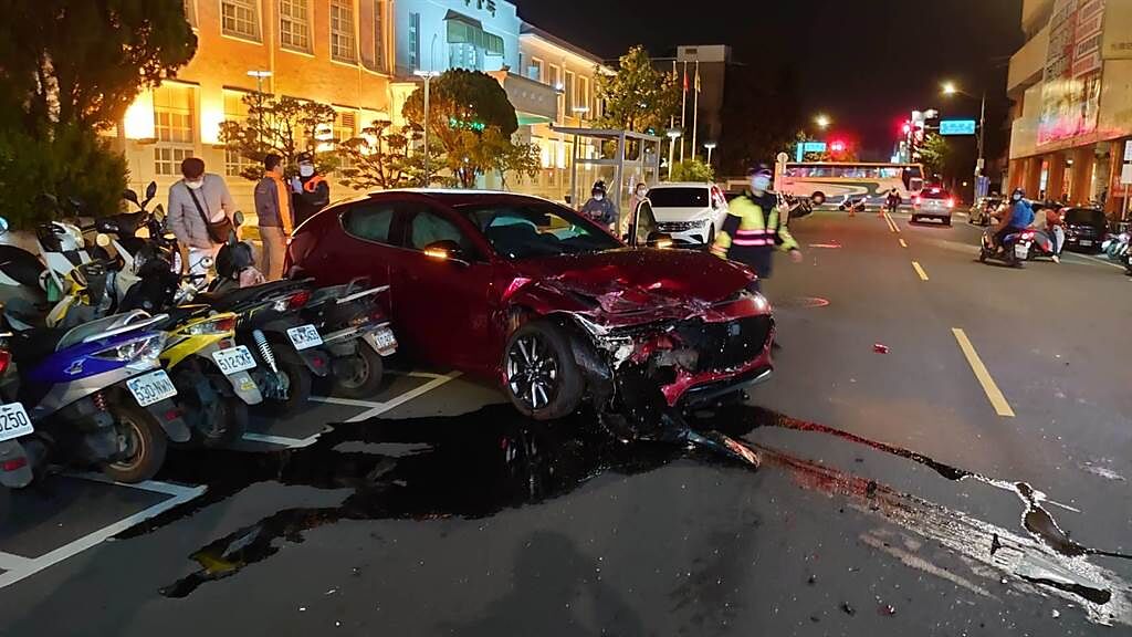 彰化市光復路14日晚上7點23分發生轎車強烈撞擊車禍，初步調查沒有酒駕。（彰化踢爆網提供／吳敏菁彰化傳真）
