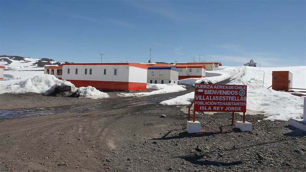 南極埃斯特雷亞斯鎮由於與最近的醫院距離過遠，因此要求居民入住前須割除盲腸。（圖／智利空軍推特）