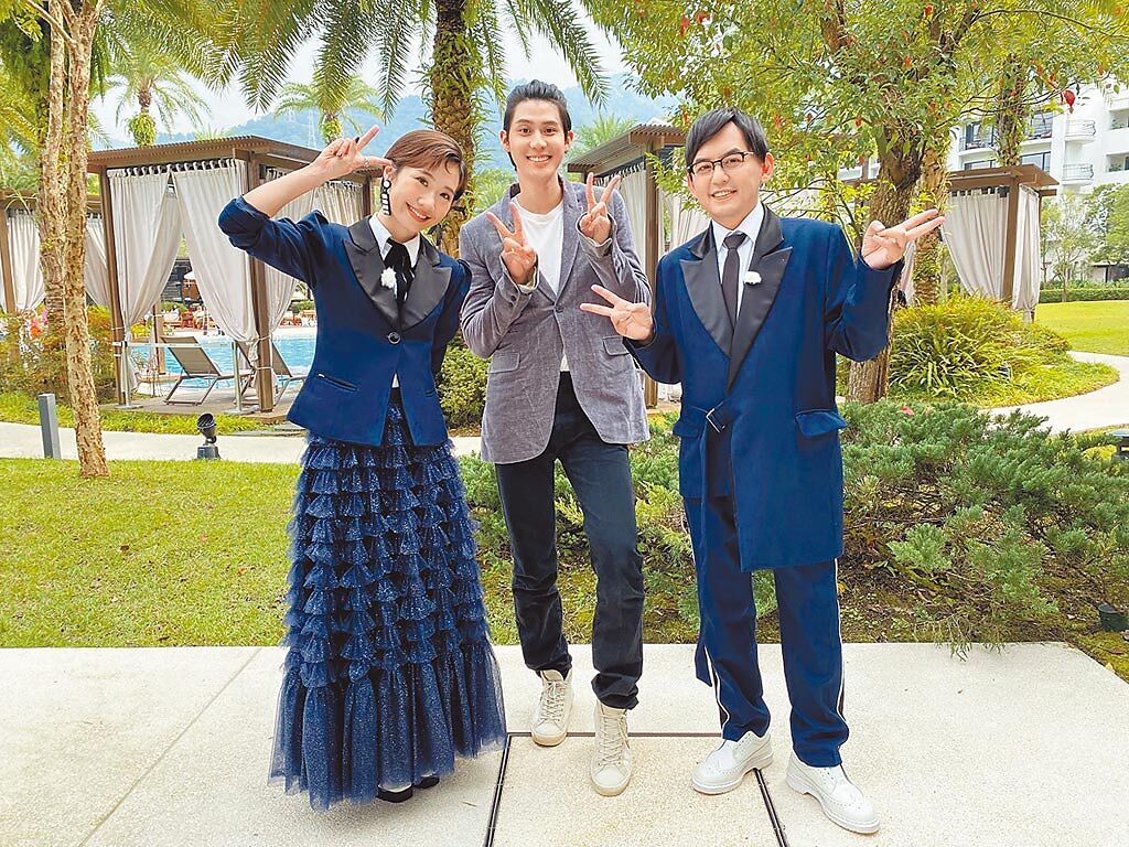 李玉璽（中）在黃子佼（右）、Lulu主持的節目中，首度擔任婚禮歌手。（東森綜合台提供）