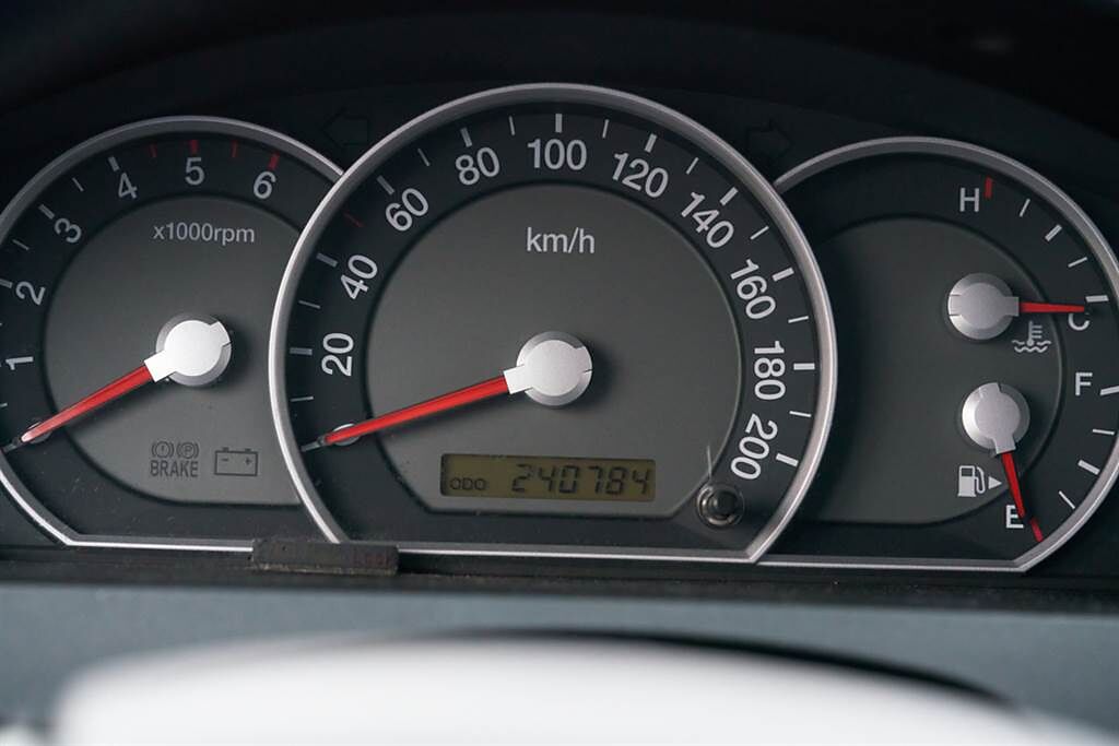 一名女駕駛不熟悉汽車儀表板燈號的意涵，鬧出了一場笑話。（示意圖／Shutterstock）