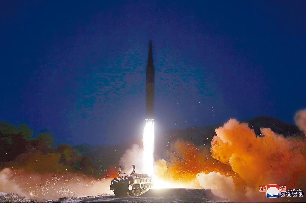 南韓聯合參謀本部14日下午發布，北韓當天向東部發射2枚疑似為彈道飛彈的不明飛行器。這是北韓繼1月5日和11日之後，新年伊始疑似第三次展開試射飛彈的舉動。圖為北韓政府提供1月11日試射導彈照片。（美聯社）
