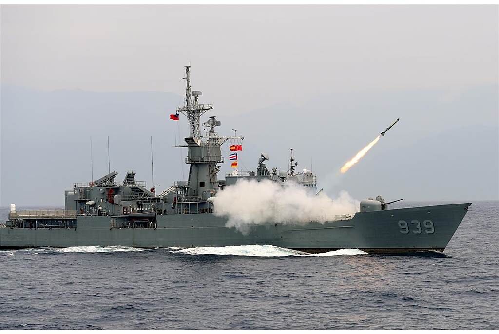 131艦隊為台灣北部偵巡主力，圖為隸屬該艦隊諾克斯級艦發射反潛火箭操演畫面。(
中時資料庫)