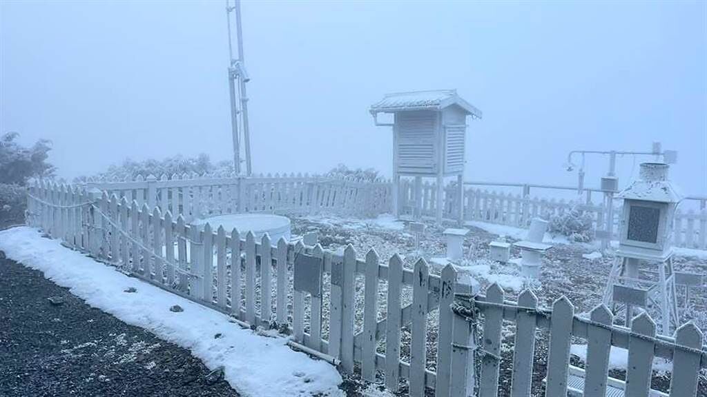 玉山冰天雪地，但它未符海拔200公尺以下條件，「無法」發布低溫特報。（中央氣象局提供）